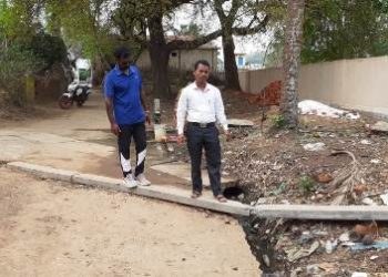 ୧୬ ଦିନ ହେଲା ରାସ୍ତା ମଝିରେ ବିଦ୍ୟୁତ ସିମେଣ୍ଟ ଖୁଣ୍ଟ