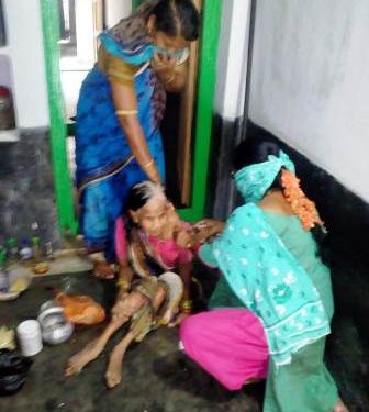 ଗୋଷାଣୀ ବ୍ଲକ ଅନ୍ତର୍ଗତ ଜଙ୍ଗଲପାଡୁ ଗ୍ରାମର ବାସନ୍ତ ଜେନା ନାମକ ଶାରୀରିକ ଅକ୍ଷମ ମହିଳାଙ୍କୁ ନିଜ ଘରେ କରୋନା ଟୀକା ପ୍ରଦାନ