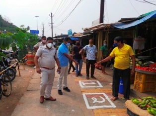 ସାମାଜିକ ଦୂରତାରକ୍ଷାକୁ ଗୁରୁତ୍ୱ ବଜାର ସଉଦା କରିବାକୁ ଗଲେ ଗୋଲେଇ ଭିତରେ ଠିଆ ହେବାକୁ ପଡ଼ିବ