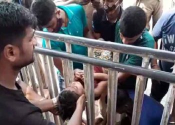 ଶ୍ରୀମନ୍ଦିର ସାମ୍ନା ଚପଲ ଷ୍ଟାଣ୍ଡ ବାରିକେଡରେ ଫସିଗଲା ଶିଶୁର ମୁଣ୍ଡ