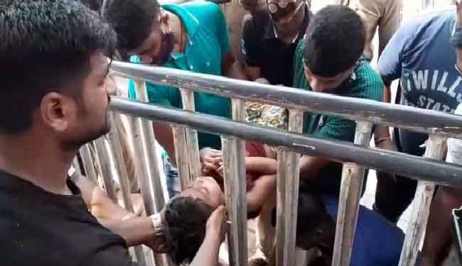 ଶ୍ରୀମନ୍ଦିର ସାମ୍ନା ଚପଲ ଷ୍ଟାଣ୍ଡ ବାରିକେଡରେ ଫସିଗଲା ଶିଶୁର ମୁଣ୍ଡ