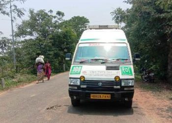 ସଡ଼କ ଦୁର୍ଘଟଣାରେ ଗୁରୁତର ଯୁବକଙ୍କୁ ଡାକ୍ତରଖାନା କୁ ଆଣିବା ବାଟରେ ୧୦୮ ଆମ୍ବୁଲାନ୍ସ ଅଚଳ