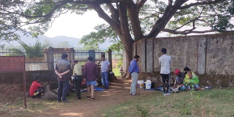 ବାଇକି ନହେଲେ ସାଇକେଲ ଚଢ଼ୁଛନ୍ତି : କିଛି ନ ହେଲେ ଚାଲି ଚାଲି ବୁଲୁଛନ୍ତି