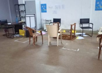 କୋଭିଡ ସ୍ବାସ୍ଥ୍ୟ କେନ୍ଦ୍ରରେ କରୋନା ଆକ୍ରାନ୍ତଙ୍କ ମୃତ୍ୟୁକୁ ନେଇ ମୃତକଙ୍କ ୨ ପୁଅ ଭିତରେ ପଶି ଭଙ୍ଗାରୁଜା କରିଥିବା ସୂଚନା ମିଳିଛି