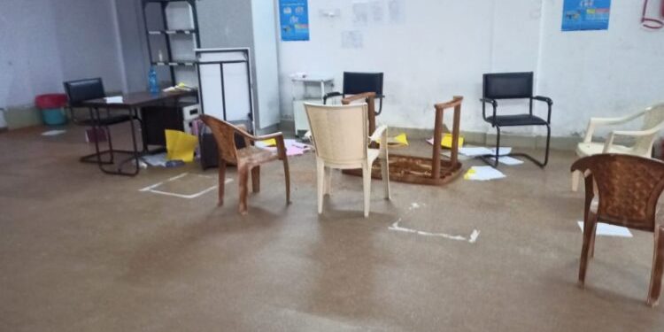 କୋଭିଡ ସ୍ବାସ୍ଥ୍ୟ କେନ୍ଦ୍ରରେ କରୋନା ଆକ୍ରାନ୍ତଙ୍କ ମୃତ୍ୟୁକୁ ନେଇ ମୃତକଙ୍କ ୨ ପୁଅ ଭିତରେ ପଶି ଭଙ୍ଗାରୁଜା କରିଥିବା ସୂଚନା ମିଳିଛି