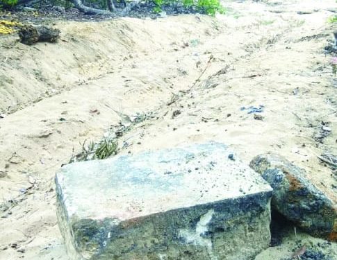 କୋଣାର୍କର ଏକ ସୁଉଚ୍ଚ ବାଲିବନ୍ତରୁ ବାଲି ଚୋରା ଚାଲାଣ କରାଯାଉଥିବା ବେଳେ – ସେଠାରୁ ବହୁ ପୁରାତନ ବିଶାଳ ପଥରଖଣ୍ଡମାନ ବାହାରୁଛି
