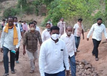 ବିଧାୟକଙ୍କ ଦୁର୍ଗମ ଅଞ୍ଚଳ ଧୂମାକୋଟ ଗସ୍ତ କରି ଲୋକଙ୍କ ସମସ୍ୟା ବୁଝିବା ସହ କରୋନା ସଚେତନ କରାଇଥିଲେ