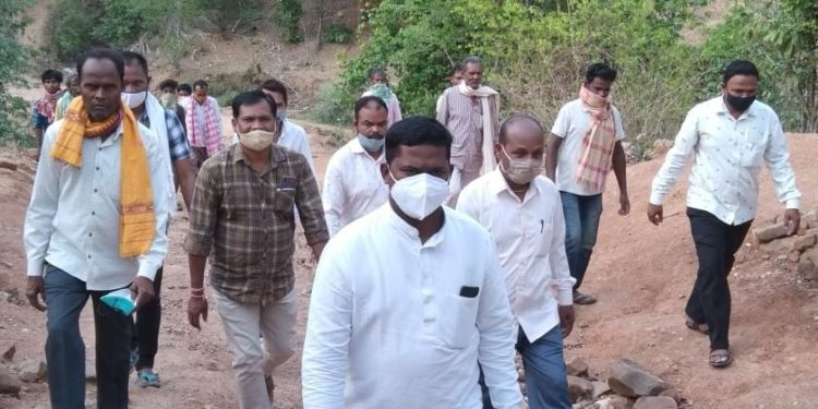 ବିଧାୟକଙ୍କ ଦୁର୍ଗମ ଅଞ୍ଚଳ ଧୂମାକୋଟ ଗସ୍ତ କରି ଲୋକଙ୍କ ସମସ୍ୟା ବୁଝିବା ସହ କରୋନା ସଚେତନ କରାଇଥିଲେ