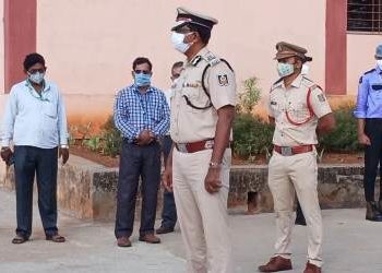 ଚାନ୍ଦପୁର ହସ୍ପିଟାଲ ପରିଦର୍ଶନରେ ରାଜ୍ୟ ଅଗ୍ନିଶମ ସେବା ମହାନିର୍ଦେଶକ ଏମ. ଅକ୍ଷୟ : ବିଭାଗ ନେଇଥିବା କାର୍ଯ୍ୟକ୍ରମ କ୍ରମରେ ସନ୍ତୋଷ ପ୍ରକଶ କଲେ