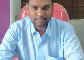 ବିନା ଟୀକାକରଣରେ ଶିକ୍ଷକଙ୍କୁ କରୋନା ଡ୍ୟୁଟି, ଚାଲିଯାଇଛି ଅନେକ ଜୀବନ ଶବକୁ ମିଳୁନାହିଁ କାନ୍ଧ : ବାପ କାନ୍ଧରେ ପୁଅର ଶବ