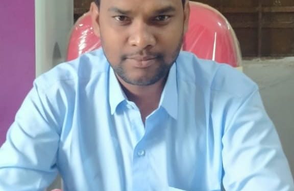 ବିନା ଟୀକାକରଣରେ ଶିକ୍ଷକଙ୍କୁ କରୋନା ଡ୍ୟୁଟି, ଚାଲିଯାଇଛି ଅନେକ ଜୀବନ ଶବକୁ ମିଳୁନାହିଁ କାନ୍ଧ : ବାପ କାନ୍ଧରେ ପୁଅର ଶବ