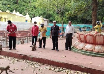 ଜୁନିୟର ରେଡକ୍ରସର ଜୀବଦୟା ଫାଉଣ୍ଡେସନ ତରଫରୁ ଖାଦ୍ୟ ବଣ୍ଟନ