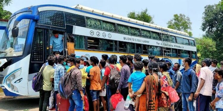 ମାଲକାନଗିରି ଜିଲ୍ଲାର ଆନ୍ଧ୍ରକୁ ସୀମାକୁ ଲାଗି ରହିଥିବା  – ପ୍ରବାସୀଙ୍କ ପାଇଁ ସେଭଳି କୌଣସି ବ୍ୟବସ୍ଥା କରାଯାଇ ନଥିବାରୁ ଲୋକେ ବହୁ ହଇରାଣ ହେଉଥିବା ଦେଖିବାକୁ ମିଳିଛି