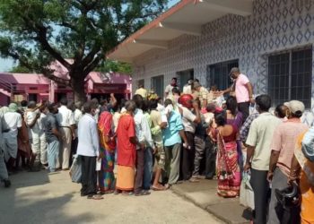 ବାଲେଶ୍ଵର ଜିଲ୍ଲା ନୀଳଗିରି ଉପଖଣ୍ଡ ହସ୍ପିଟାଲରେ କୋଭିଡ ଭେକ୍ସିନ ନେବା ବେଳେ ୫୦୦ ରୁ ଅଧିକ ଲୋକଙ୍କ ଭିଡ଼ ଦେଖାଦେଇଛି