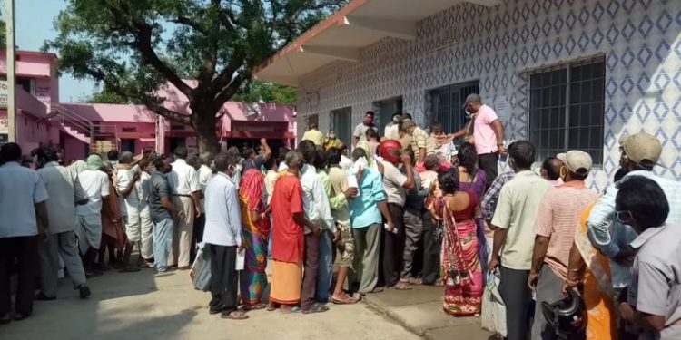 ବାଲେଶ୍ଵର ଜିଲ୍ଲା ନୀଳଗିରି ଉପଖଣ୍ଡ ହସ୍ପିଟାଲରେ କୋଭିଡ ଭେକ୍ସିନ ନେବା ବେଳେ ୫୦୦ ରୁ ଅଧିକ ଲୋକଙ୍କ ଭିଡ଼ ଦେଖାଦେଇଛି