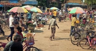 ସପ୍ତାହାନ୍ତ ‘ସଟଡାଉନ’ ଓ ସମ୍ଭାବ୍ୟ ବାତ୍ୟା ଲାଗି ସଉଦା ବୋହି ନେଲେ ଲୋକେ ,ମାନିଲେନି କରୋନା କଟକଣା , ହାଟ ବଜାର ଭିଡ ଅହେତୁକ ଦରବୃଦ୍ଧି ; ଯୋଗାଣ ବିଭାଗ ନିଦା ବିଷ୍ଣୁ ,ଶୋଷଣ କରୁଛି ବେପାରୀ
