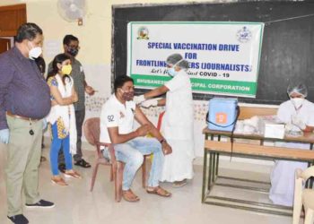 ଗୋପବନ୍ଧୁ କାର୍ଯ୍ୟରତ ସ୍ୱାସ୍ଥ୍ୟବୀମା ଯୋଜନା ଅନ୍ତର୍ଗତ ସାମ୍ବାଦିକ ମାନଙ୍କ ନିମନ୍ତେ ସ୍ୱତନ୍ତ୍ର ଟିକାଦାନ କାର୍ଯ୍ୟକ୍ରମ