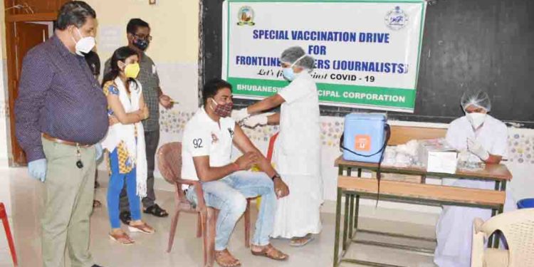 ଗୋପବନ୍ଧୁ କାର୍ଯ୍ୟରତ ସ୍ୱାସ୍ଥ୍ୟବୀମା ଯୋଜନା ଅନ୍ତର୍ଗତ ସାମ୍ବାଦିକ ମାନଙ୍କ ନିମନ୍ତେ ସ୍ୱତନ୍ତ୍ର ଟିକାଦାନ କାର୍ଯ୍ୟକ୍ରମ