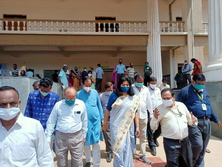 କୋଭିଡ ଟୀକାକରଣ କେନ୍ଦ୍ର ପରିଦର୍ଶନ କଲେ – ସାଂସଦ ଅପରାଜିତା ଷଡ଼ଙ୍ଗୀ