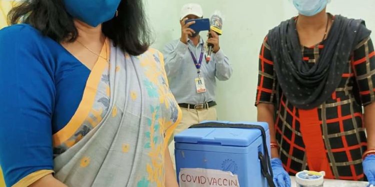 କୋଭିଡ ଟୀକାକରଣ କେନ୍ଦ୍ର ପରିଦର୍ଶନ କଲେ – ସାଂସଦ ଅପରାଜିତା ଷଡ଼ଙ୍ଗୀ