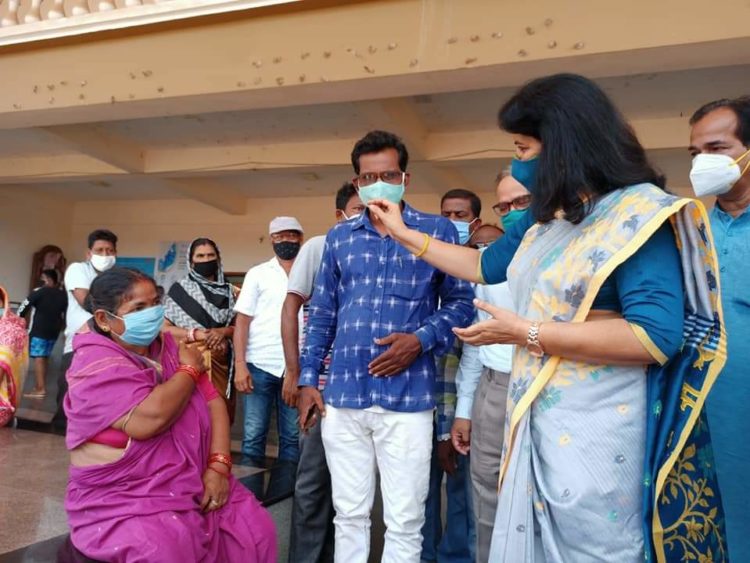 କୋଭିଡ ଟୀକାକରଣ କେନ୍ଦ୍ର ପରିଦର୍ଶନ କଲେ – ସାଂସଦ ଅପରାଜିତା ଷଡ଼ଙ୍ଗୀ