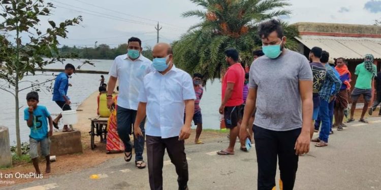 ୟାସ ବାତ୍ୟା ପ୍ରବାଭିତ ଜିଲ୍ଲା ରେ ବିଜୁ ଯୁବ ଛାତ୍ର ଜନତା ଦଳ ପକ୍ଷରୁ ରିଲିଫ୍ ବଣ୍ଟନ କାର୍ଯ୍ୟକ୍ରମ। ବାଲେଶ୍ବର, ଭଦ୍ରକ ଏବଂ କେନ୍ଦ୍ରାପଡା ଜିଲ୍ଲା ଗ୍ରସ୍ତ କଲେ ପ୍ରଣବ ବଳବନ୍ତରାୟ ଏବଂ ଦେବୀ ତ୍ରିପାଠୀ