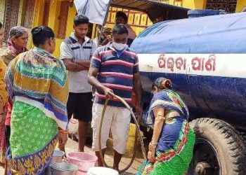 ପାଣି ଟ୍ୟାଙ୍କର କିଣି ପାଣି ଯୋଗାଉଛନ୍ତି ଶିବ