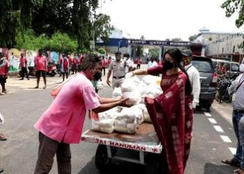  ଭୁବନେଶ୍ୱର ଷ୍ଟେସନ ଯାତ୍ରୀ ଅସହାୟକଙ୍କୁ ସହଯୋଗର ହାତ ବଢ଼େଇଲେ ବର୍ଷା ପ୍ରିୟଦର୍ଶିନୀ