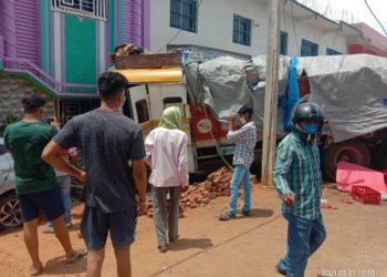 ନର୍ଲା ଚାରିଛକରେ ଟ୍ରକ ଦୁର୍ଘଟଣା,ଘର ଭିତରକୁ ମାଡ଼ିଗଲା ଟ୍ରକ୍