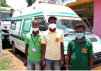 ଆମ୍ବୁଲାନ୍ସ କର୍ମଚାରୀଙ୍କ ମହାନତା ;  ୬୦ ନମ୍ବର ଜାତୀୟ ରାଜପଥର ହଳଦୀପଦା ନିକଟରୁ ପାଇଲେ ୨ଟି କଏନ ଭର୍ତ୍ତି ବସ୍ତା –  ପୋଲିସର ଜିମା ଦେଲେ