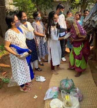 ଭୁବନେଶ୍ୱର ବିଜେଡି ସମ୍ପାଦକ ପୁରଞ୍ଜନ ପାଢ଼ୀଙ୍କ ନେତୃତ୍ୱରେ – 11 ନଂ ୱାର୍ଡ ଗୋଜବାୟାଣୀ ବସ୍ତିରେ ଶୁଖିଲା ଖାଦ୍ୟ ଦ୍ରବ୍ୟ ବଣ୍ଟନ