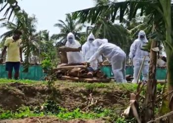 କରୋନାର କରୁଣ ଚିତ୍ର : ନିଆଳିରେ କାନ୍ଧ ଦେବାକୁ ଆସିଲେନି ସମ୍ପର୍କୀୟ; ସାମ୍ବାଦିକ କଲେ ସଂସ୍କାର