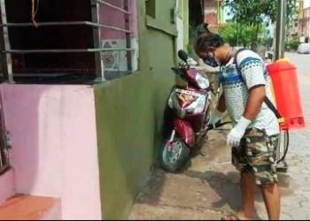 ସରକାରୀ ଶିକ୍ଷକଙ୍କ ନିଆରା ପ୍ରୟାସ,ନିଜ ସାହିକୁ ବୁଲି ବୁଲି କଲେ ବିଶୋଧିତ