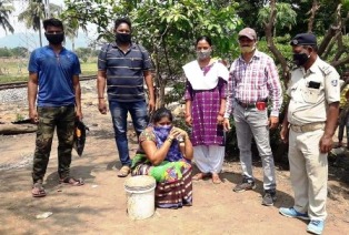 କାଶୀନଗର ବ୍ଲକର ସୀଙ୍ଗିପୁର ଗ୍ରାମରେ ଚଢ଼ଉ ୨ଶହ ଲିଟର ପୋଚ ସହ ଦେଶୀ ମଦ ଜବତ ; ଜଣେ ମହିଳା ଗିରଫ