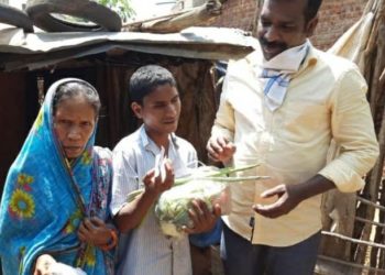 ମୋହନା ସହରରେ ନିସହାୟ ବୃଦ୍ଧ ବୃଦ୍ଧା ଗରିବଙ୍କୁ ଶୁଖିଲା ଖାଦ୍ୟ ବଣ୍ଟନ କଲେ ଯୁବ ବ୍ୟବସାୟୀ ଶମ୍ଭୁ ଆଚାରୀ