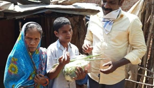 ମୋହନା ସହରରେ ନିସହାୟ ବୃଦ୍ଧ ବୃଦ୍ଧା ଗରିବଙ୍କୁ ଶୁଖିଲା ଖାଦ୍ୟ ବଣ୍ଟନ କଲେ ଯୁବ ବ୍ୟବସାୟୀ ଶମ୍ଭୁ ଆଚାରୀ