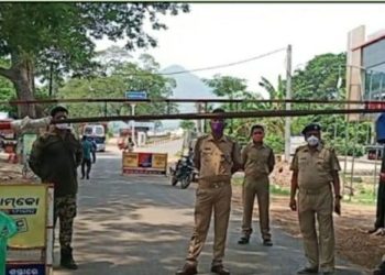 କୋଭିଡ-୧୯ଷ୍ଟିକର ଲଗାଇ ବିବାହ ଉତ୍ସବରେ ବ୍ୟବହାର ହେଉଛି ଗାଡ଼ି