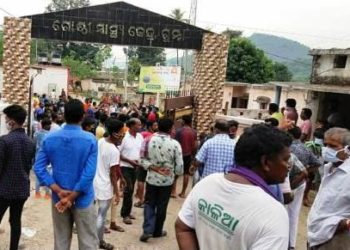  ଗୋଷ୍ଠୀ ସ୍ୱାସ୍ଥ୍ୟ କେନ୍ଦ୍ରର ଡ଼ାକ୍ତରଙ୍କ ବଦଳି କୁ ବିରୋଧ କରି ଗୋଷ୍ଠୀ ସ୍ୱାସ୍ଥ୍ୟ କେନ୍ଦ୍ର ଓ ବ୍ଲକ କାର୍ଯ୍ୟାଳୟ ଘେରାଉ କଲେ ଶତାଧିକ ଜନସଧାରଣ