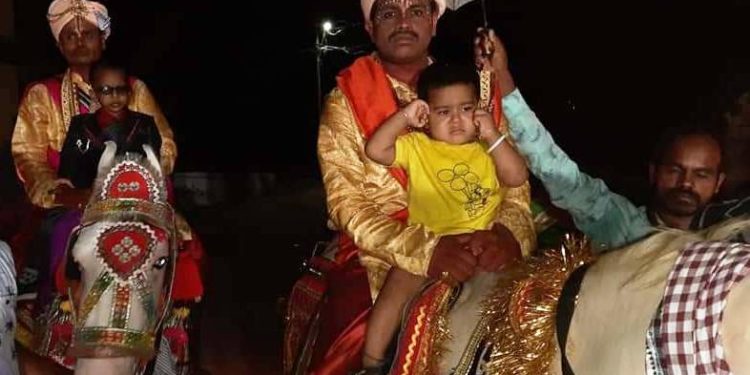 ଡିଜେ,ଘୋଡାଗାଡିରେ ବସି ପୁଅ ବାହାଘର ମହଙ୍ଗା ପଡିଲା ; ବାପା, ୨ ପୁଅଙ୍କ ନାମରେ ମାମଲା
