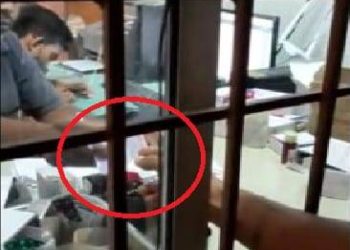 କୋଭିଡ ଟୀକା ପାଇଁ ଲାଞ୍ଚ ନେଉଛନ୍ତି ହସ୍ପିଟାଲ କର୍ମଚାରୀ