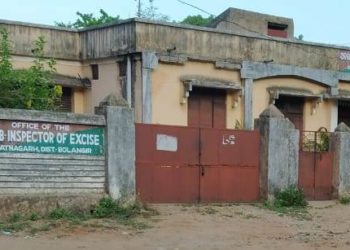 ଆଦିବାସୀ ମାନଙ୍କୁ ମିଥ୍ୟା ଅବକାରୀ କେସ ରେ ଫସାଇ ହଇରାଣ ଘଟଣା : ଆପାରଗ ଦୁର୍ନୀତିଗ୍ରସ୍ତ ଅବକାରୀ ଉପ ନିରୀକ୍ଷକ ବିରୁଦ୍ଧରେ ଆଦିବାସୀ ସଂଘ ର ଅଭିଯୋଗ 