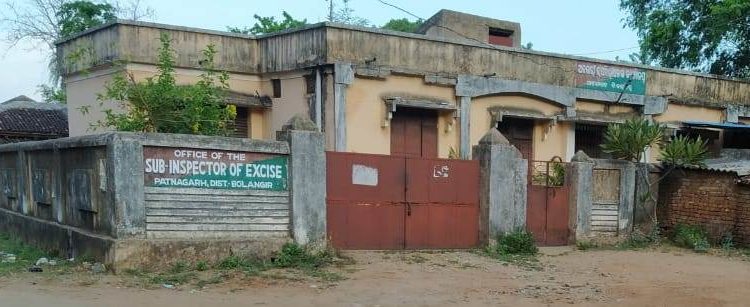 ଆଦିବାସୀ ମାନଙ୍କୁ ମିଥ୍ୟା ଅବକାରୀ କେସ ରେ ଫସାଇ ହଇରାଣ ଘଟଣା : ଆପାରଗ ଦୁର୍ନୀତିଗ୍ରସ୍ତ ଅବକାରୀ ଉପ ନିରୀକ୍ଷକ ବିରୁଦ୍ଧରେ ଆଦିବାସୀ ସଂଘ ର ଅଭିଯୋଗ 