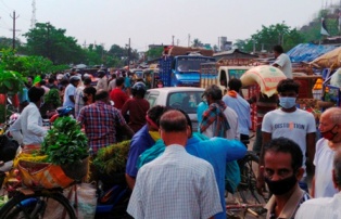 ଦୁଇଦିନ ସଟଡ଼ାଉନ ପରେ .. ବଜାର ଖୋଲୁ ଖୋଲୁ ଅସମ୍ଭାଳ ଭିଡ଼