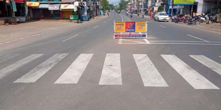 ନୟାଗଡ଼ ଜିଲ୍ଲା ଅଞ୍ଚଳ ରେ ଲକଡାଉନ ପ୍ରଭାବ ଦେଖିବାକୁ ମିଳିଛି : ଆଜି ଠାରୁ ଲକଡାଉନ୍ ର ପ୍ରଥମ ଦିନ – ସମସ୍ତ ରାସ୍ତାଘାଟ ପଡିଛି ଶୂନଶାନ