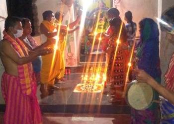 କରୋନା ମହାମାରିରୁ ରକ୍ଷା ପାଇଁ ପୂଜାର୍ଚ୍ଚନା ଏବଂ ଦୀପଦାନ