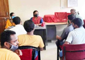 ବ୍ୟବସାୟୀଙ୍କୁ ତାଗିଦ୍ କଲେ ତହସିଲଦାର – ଓଡ଼ଗାଁ