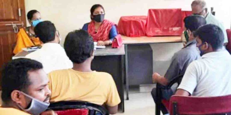ବ୍ୟବସାୟୀଙ୍କୁ ତାଗିଦ୍ କଲେ ତହସିଲଦାର – ଓଡ଼ଗାଁ