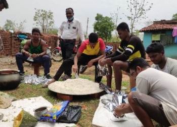 ସେବା ଚେରି ଟେବୁଲ୍ ଟ୍ରଷ୍ଟ ପକ୍ଷରୁ ଡାକ୍ତର ଖାନା ରେ ଚିକିତ୍ସିତ ରୋଗୀ ଓ ତାଙ୍କ ସଂପର୍କୀୟ ମାନଙ୍କୁ ସଟଡାଉନ ଲକ୍ ଡାଉନ୍ ଶନିବାର ଓ ରବିବାର ଦିନ ରେ ରନ୍ଧା ଖାଦ୍ୟ ବଣ୍ଟନ