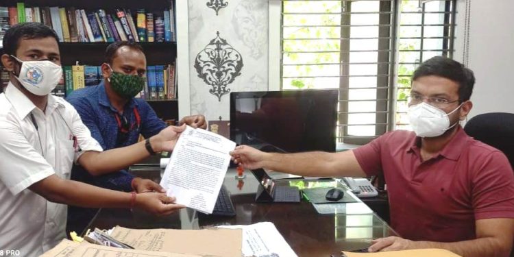 ପୁରୀ ଆସୋସିସନ ଅଫ ଟୁଇଟର  ଆକ୍ଟିଭିଟିସ୍ ପକ୍ଷରୁ ପୁରୀ ଜିଲ୍ଲପାଳଙ୍କୁ  ଏକ ଦାବିପତ୍ର ପ୍ରଦାନ