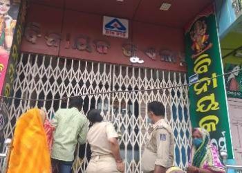 ପଞ୍ଚସୂତ୍ରୀ ନିୟମକୁ ଅବମାନନା : ୫ଟି ଦୋକାନକୁ ସିଲ୍ କଲା ପୋଲିସ ପ୍ରସାଶନ